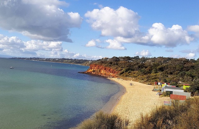 MORNINGTON BEACH APARTMENT #4: directly opposite the beach with great views.