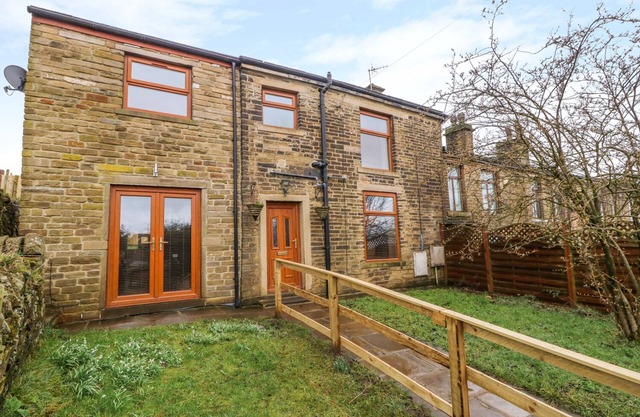 MOSCOW MEWS, pet friendly, with open fire in Thornton, West Yorkshire