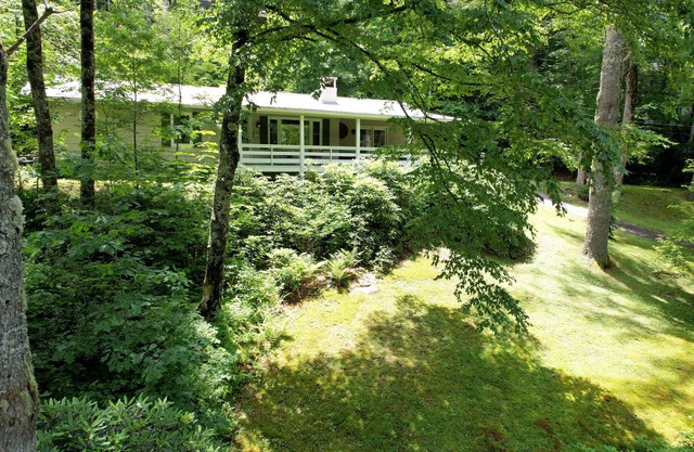 Moss Hill Cottage 2BR/2 bath mountain styled with comfort in mind