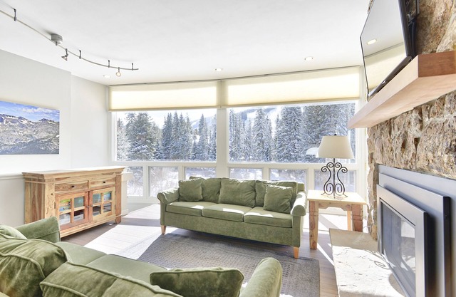 MOST AMAZING VIEWS from this condo. Only minutes from slopes. Shared hot tub