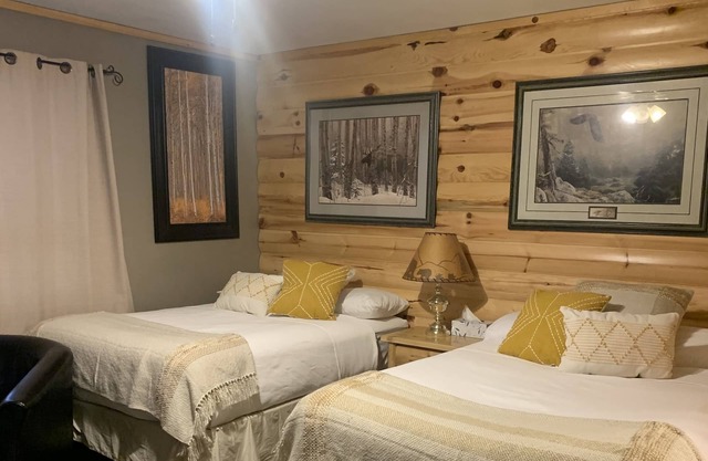 Motel 3, Lakeview ,communal Sauna-Hot Tub, Patio, Lake Tours, Boat Rental.