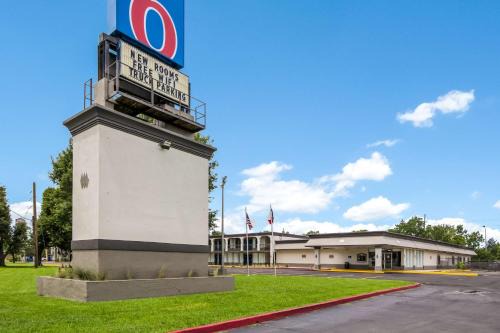 Motel 6 Groves, Tx