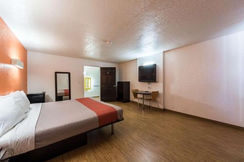 Motel 6-Uvalde, TX