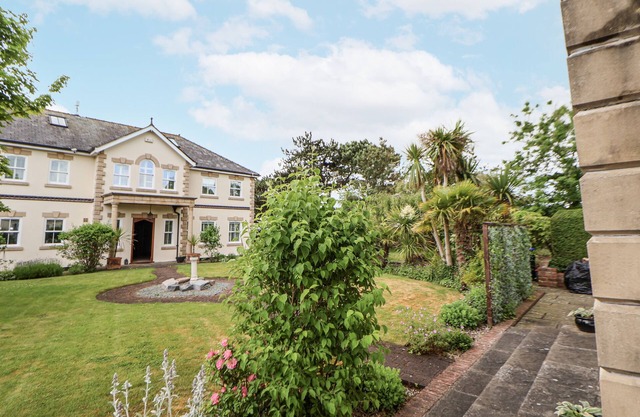 MOUNT HOUSE, family friendly, character holiday cottage in Dyserth