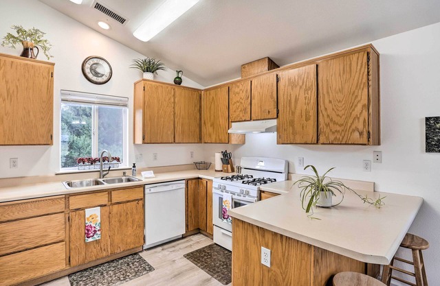 Mount Shasta Escape w/Balcony ~ Walk to Dtwn