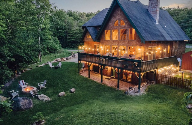 Mount Snow Chalet-modern family home, chefs kitchen, gameroom, Clubhouse pool