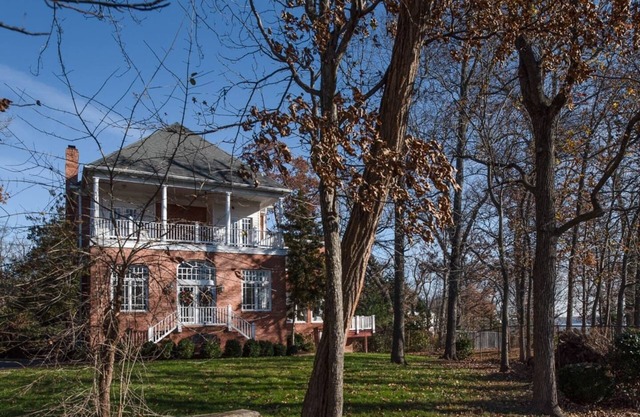 Mount Vernon riverfront 5kSF house w/10 beds, 5.5 baths, 6 bedrooms, 30 day min.