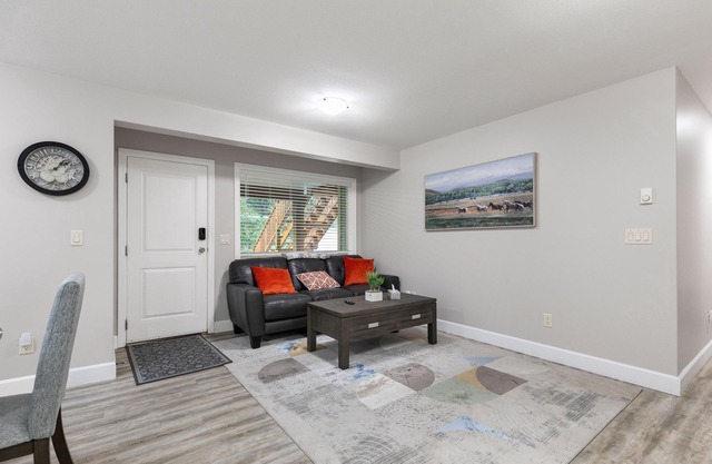 Mountain and park view! Stylish & Comfortable, Sleep 4