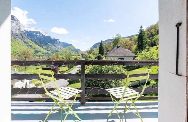Mountain apartment with balcony/terrace. Free parking, workspace.