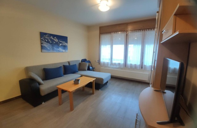 Mountain Apartment with Pool, 2 Bedrooms, Sofa Bed, Parking – Sleeps 6, Jaca
