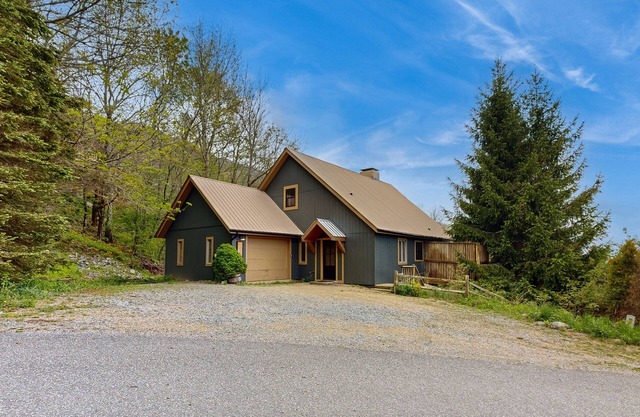 Mountain Bliss: Secluded Chalet with mountain views, Seven Devils, NC