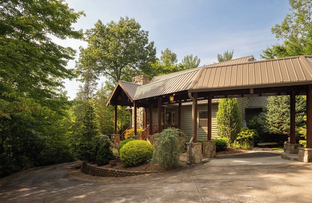 Mountain Cabin, Game Room, Hot Tub, WiFi, Gas Fireplace