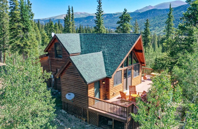 Mountain Cabin in a Perfect Setting w/Hot Tub, Spacious Deck, Fireplace - Pura Vida