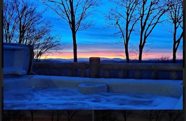 Mountain Cabin near Asheville*Hot Tub* Snow Skiing*Outdoor Wood Fireplace*