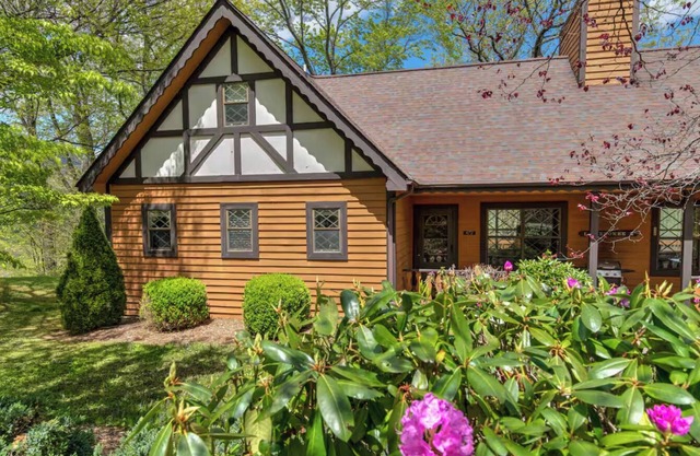 Mountain Chalet: Amazing Mt. Mitchell Range Views, Minutes to Blue Ridge Parkway