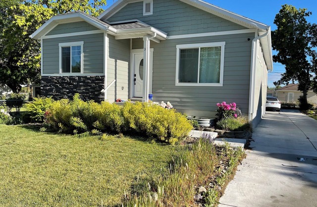 Mountain & City Getaway: 6BR, 2 Kitchens, 3 Bathrm