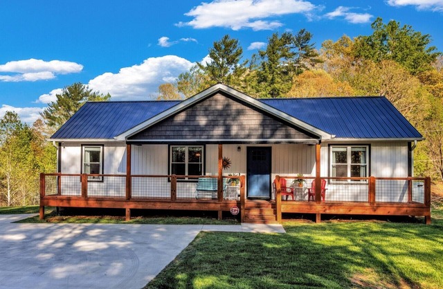 Mountain Cottage 15 mins from Asheville, hiking, Biltmore, waterfalls, weddings!