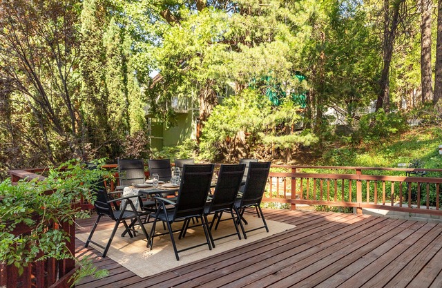 "Mountain Dream" cabin- with a hot tub & fire pit!