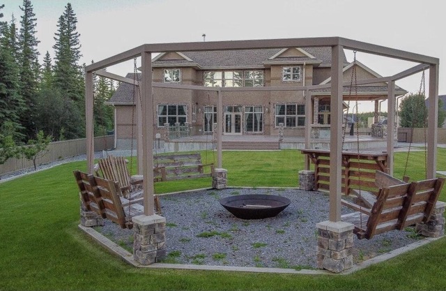 Mountain Escape near Jasper with 7 furnished br 4.5 washrooms, BBQ and Firepit