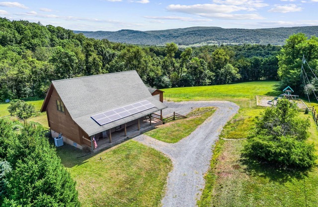 Mountain Escape on 6 acres w Hot Tub & Privacy