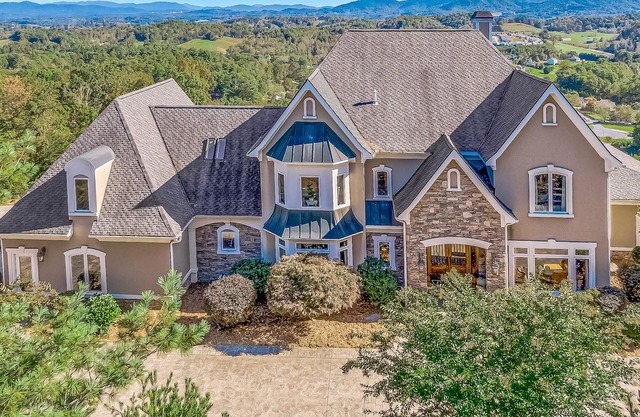 Mountain estate with hot tub, sauna, gym, home theater, game room, & WiFi