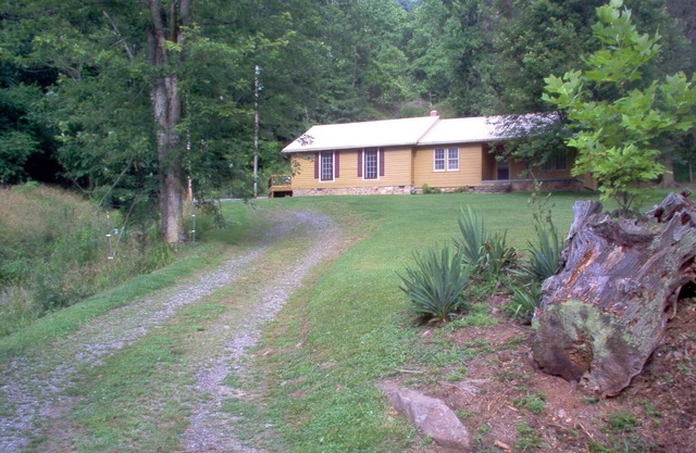 Mountain Farm Cottage, creeks, cows, fresh air, spring water, hiking, private.