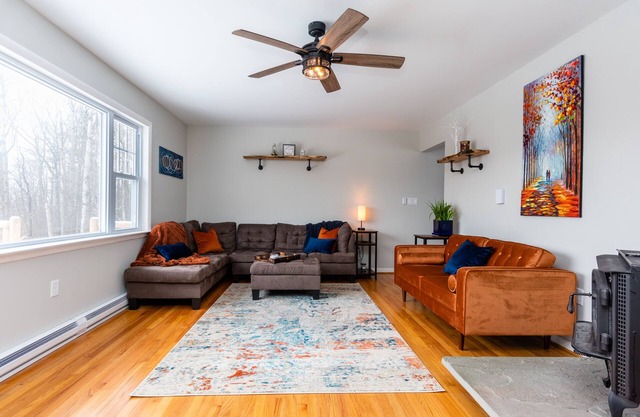 Mountain Getaway w/Hottub, Views, Gamesroom, Fire Pit