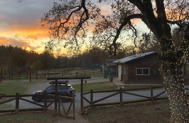 Mountain Getaway with private Waterfall Fall, Drive to Lassen, Burney Falls