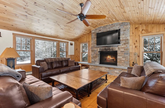 Mountain hideaway with ski lockers, wood fireplace, pool table, grill & W/D