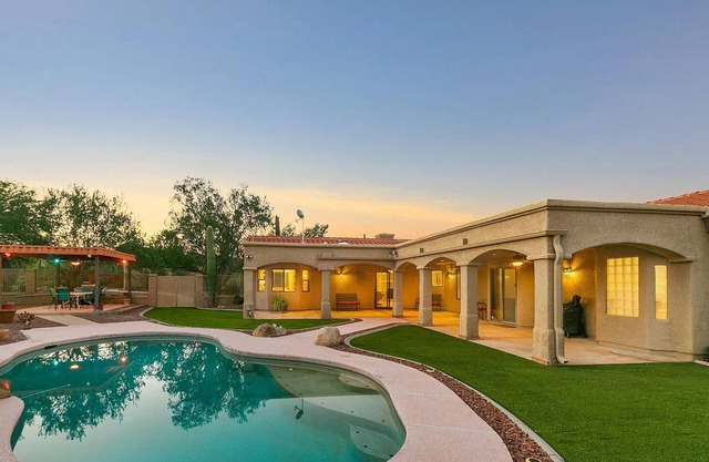 Mountain Home Pool VIEWS Garage FUN Backyard Spacious Private Close to UofAn
