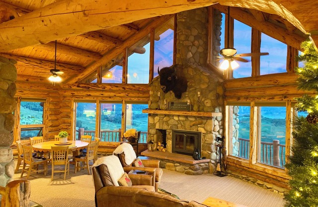 Mountain home retreat with 180 degrees of stunning mountain + valley views!