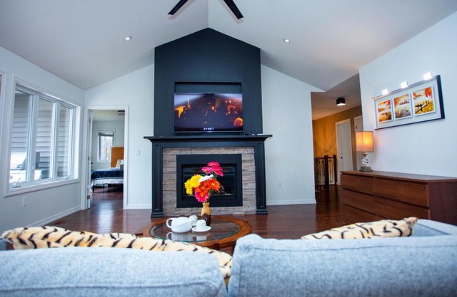 Mountain House in the Heart of Haliburton, Mins to Lake