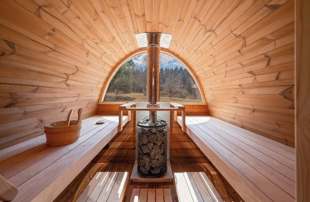 Mountain house with Scandinavian BBQ hut and Hot tub