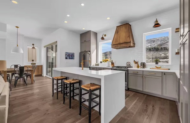 Mountain Lake Getaway - Chef's Kitchen - High End