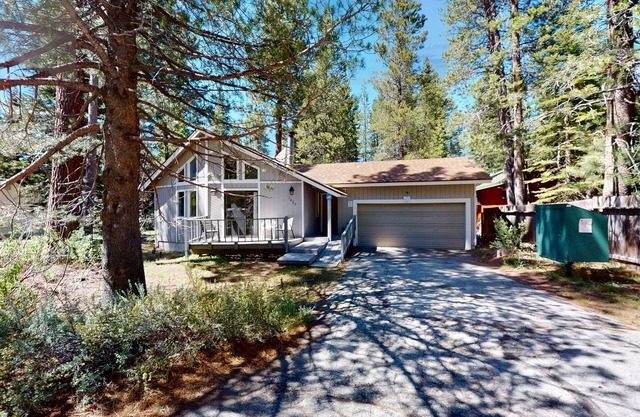 Mountain living near the lake - dog-friendly escape with deck & woodstove