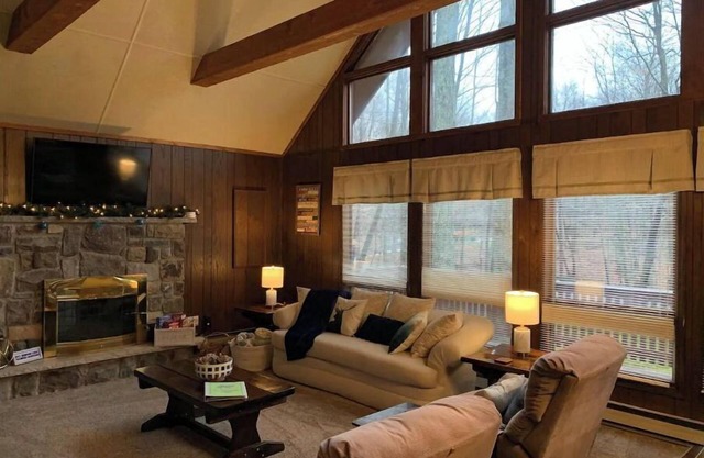 Mountain Lodge by the Lake in the Poconos