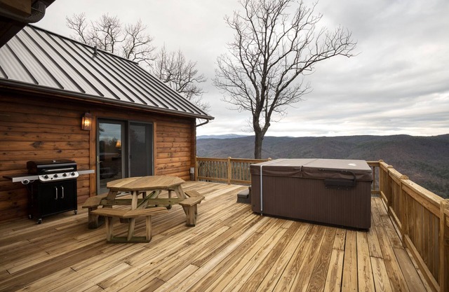 Mountain Lodge, Spacious Living, Vast Views, Pool Table, Hot Tub, Gas Logs
