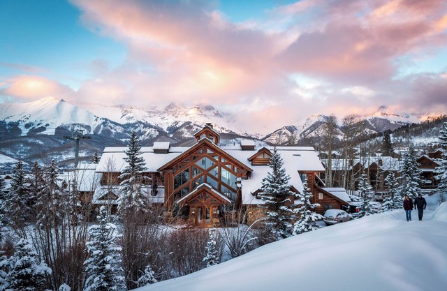 Mountain Lodge 2 BR Deluxe Condo w/kitchen, gas fireplace & ski in/out