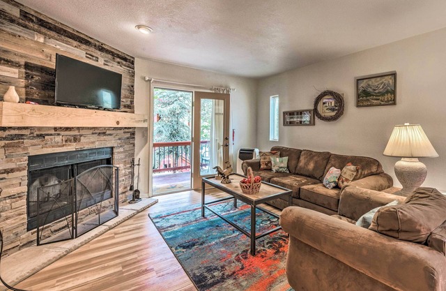 Mountain Lodge w/Hot Tub, Walk to Grindstone Lake