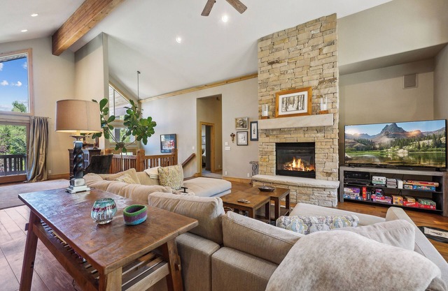 Mountain Luxury: Sleeps 10, Private Hot Tub, 15 Min to Canyons, Ideal for Family Getaways!