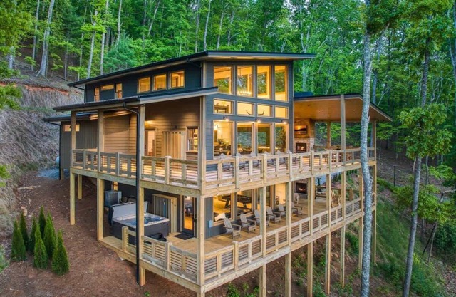 Mountain Majesty | Views, Style & Relaxation