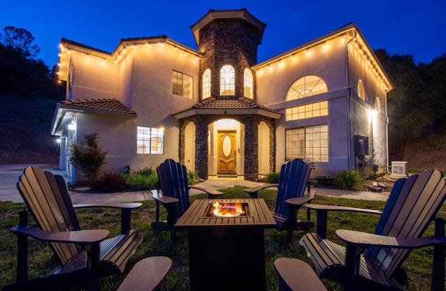 Mountain Majesty with Hot Tub, Pool Table, Generator, EV Hookup