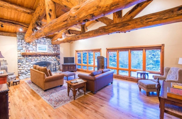 Mountain Meadow Haven ⁓ Hot Tub ⁓ Heated Garage
