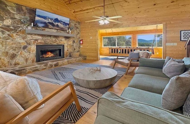 Mountain Meadow Lodge - Pet Friendly | Large Private Yard | 4 King Beds