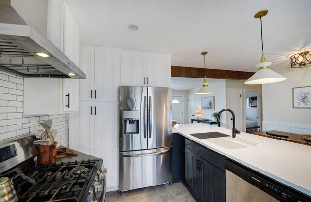 Mountain Modern Home in Heart of Town 5 Mins to CU