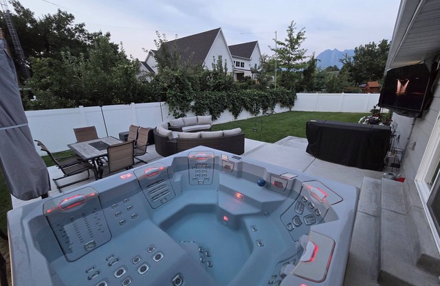 Mountain Modern Marvel w/Hot Tub and Pet Friendly