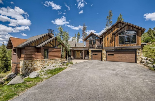 Mountain Modern. Views! Hot Tub!