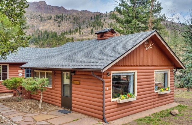 Mountain Retreat at Base of Pikes Peak!