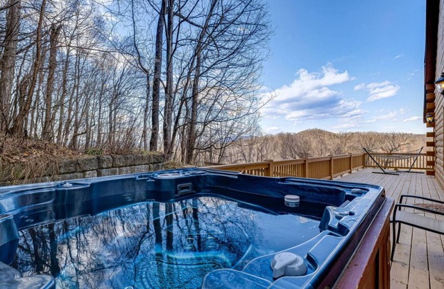 Mountain Retreat, Balcony, Hot Tub, and Grill!