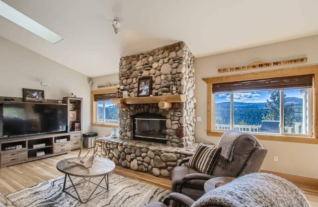 Mountain Retreat/Deck, Views/Sleeps 10